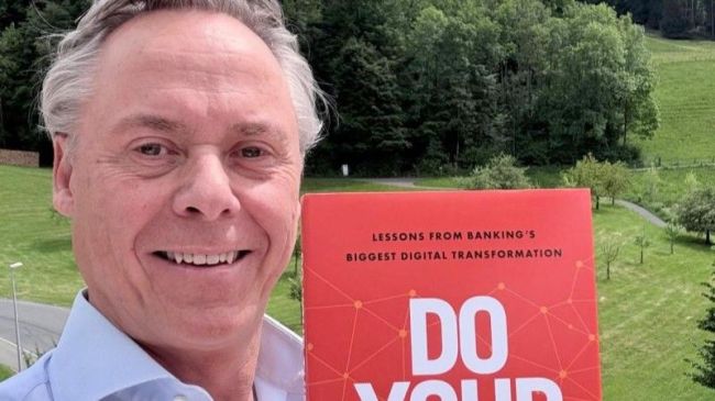 Ralph Hamers geht unter die Buchautoren