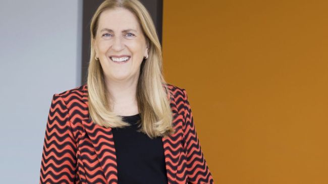 Nach dem Kniefall im Weissen Haus wirft sich Helene Budliger vor der UBS in den Staub